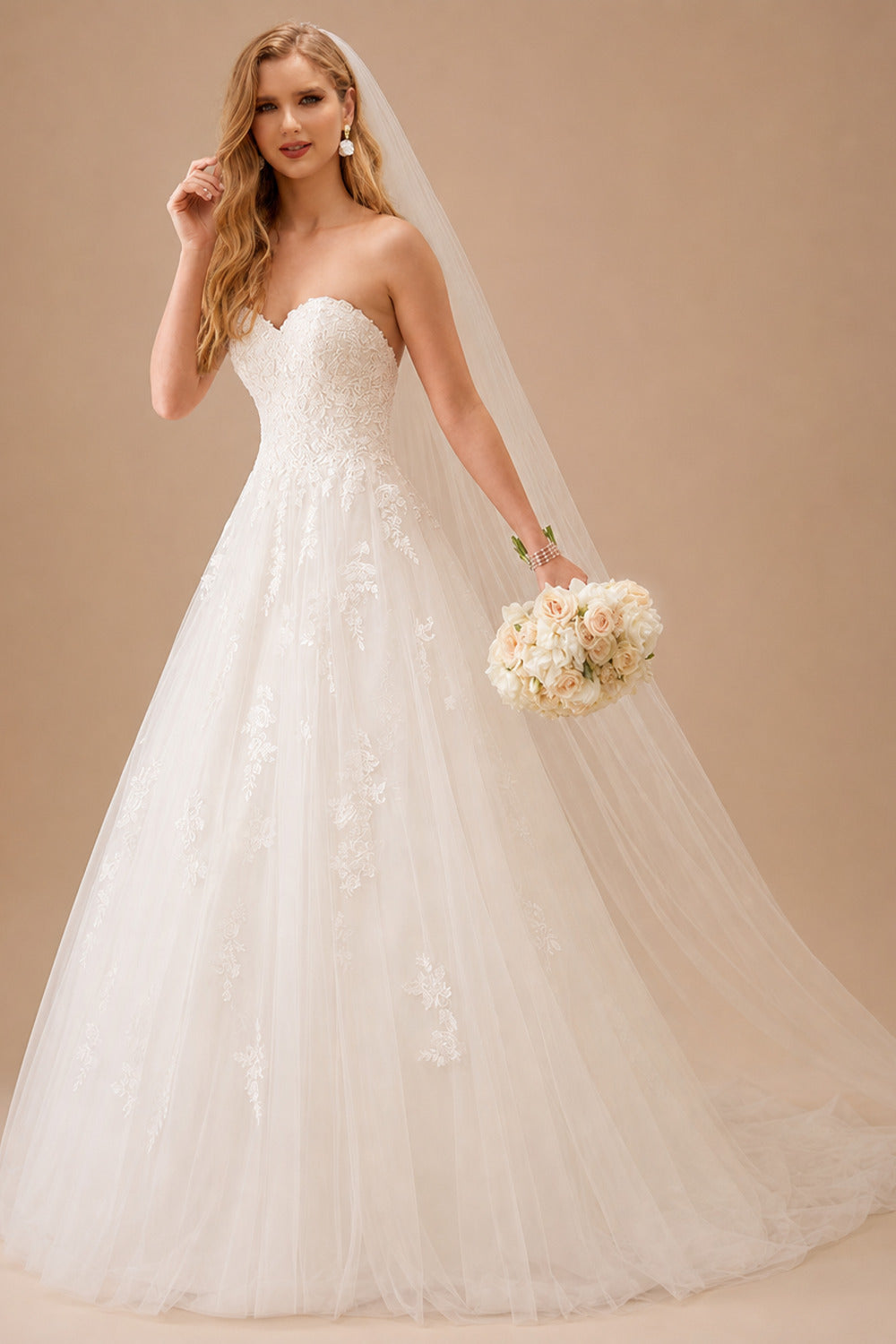 Rutipo Ivory Ball-Gown Strapless Sleeveless Tulle Lace Court Train Wedding Dresses With Appliques Lace