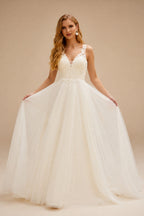 Rutipo Ivory Modest A-Line V-Neck Sleeveless Tulle Wedding Dresses With Appliques Lace