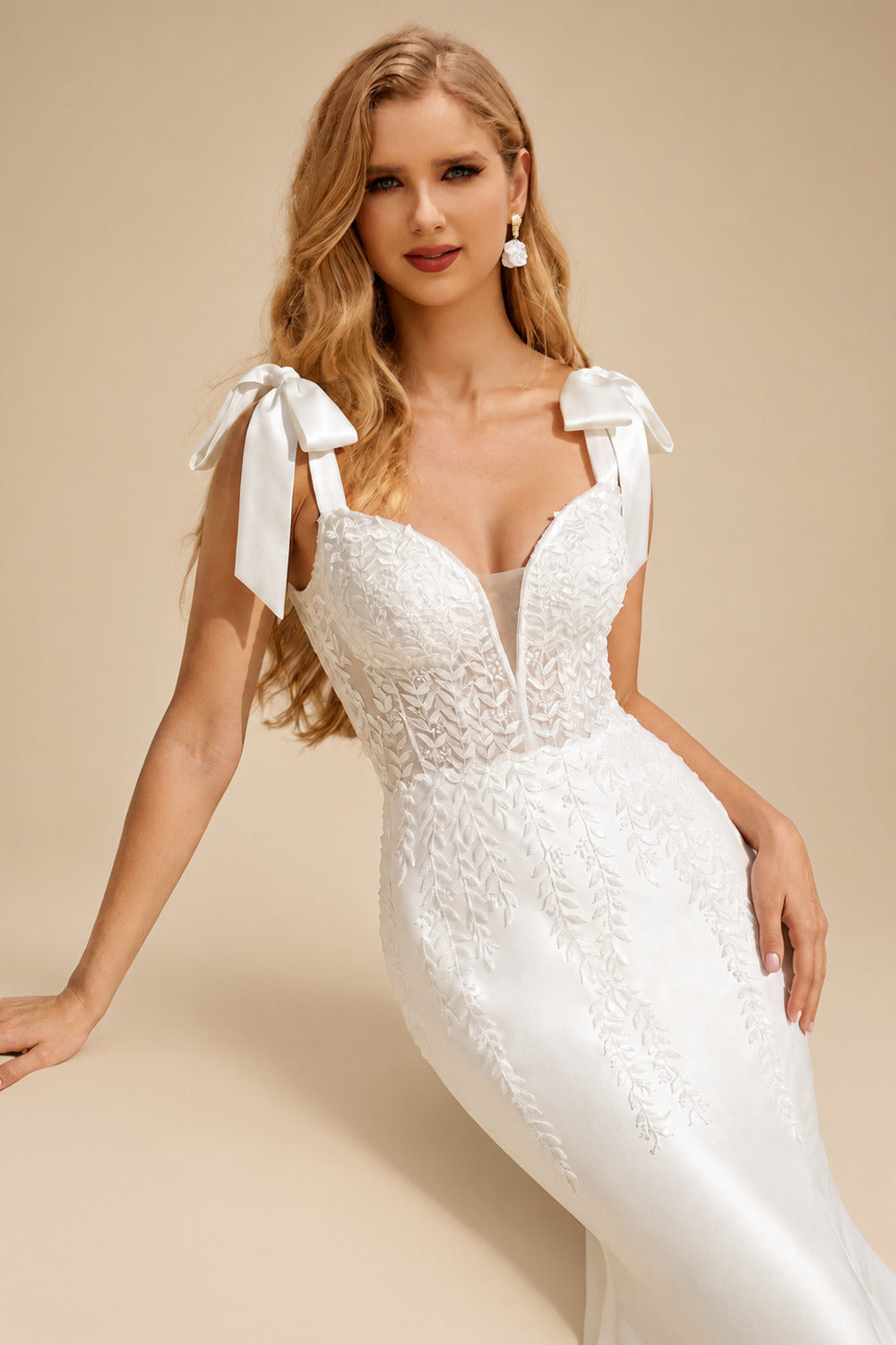 Rutipo Ivory Trumpet/Mermaid Plunge Neck Sleeveless Sweep Train Satin Wedding Dresses With Appliques Lace